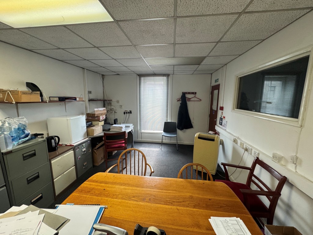 Lot: 82 - FREEHOLD CAR SALES SITE, SHOWROOM & WORKSHOP WITH REDEVELOPMENT POTENTIAL. - First floor office above showroom